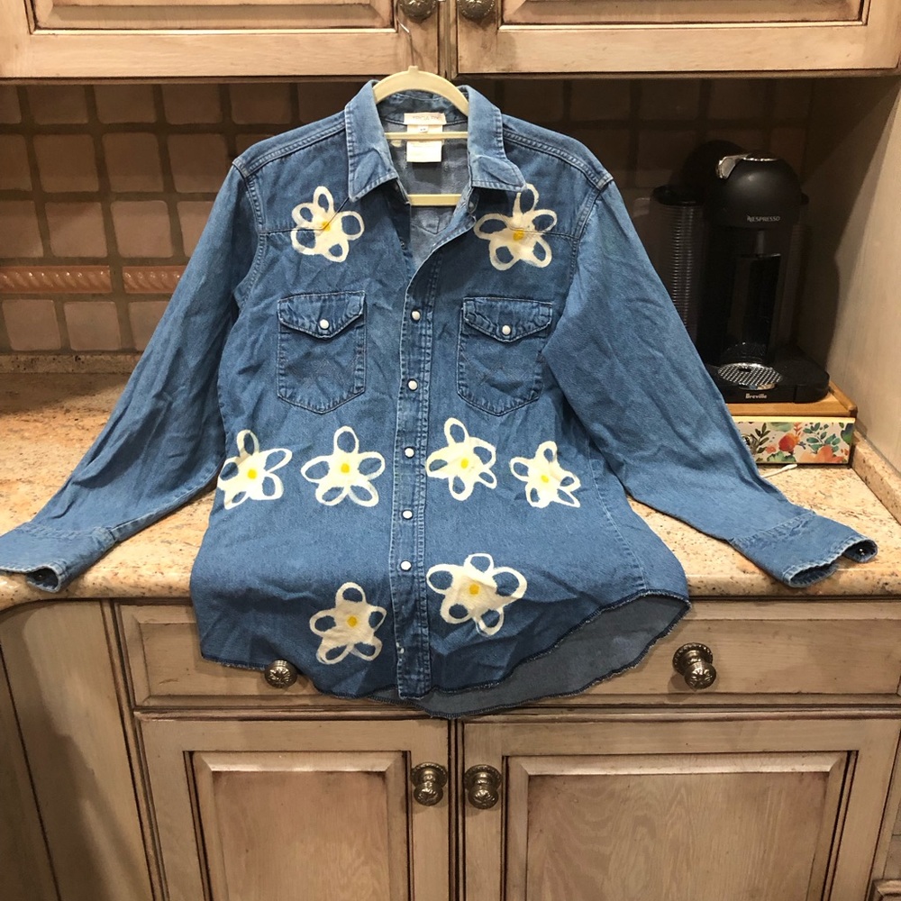 Free People Tricia Fix Daisy Denim Top Button Down Embroidered Love Blue - Picture 8 of 8